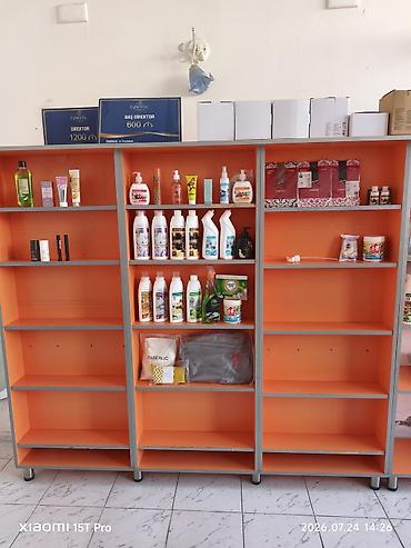 ref: Mağaza üçün vitrin rəfləri – portağal rəngdə ünvan İnşaatçılar — 2