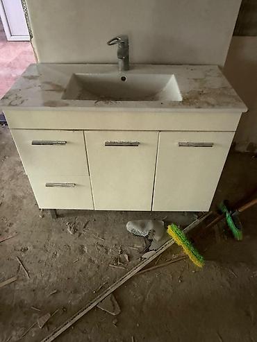 шкаф в ванную: Təcili satəlır su qiymətinə Hamam üçün lavabo və dolab dəsti - Üstü — 1