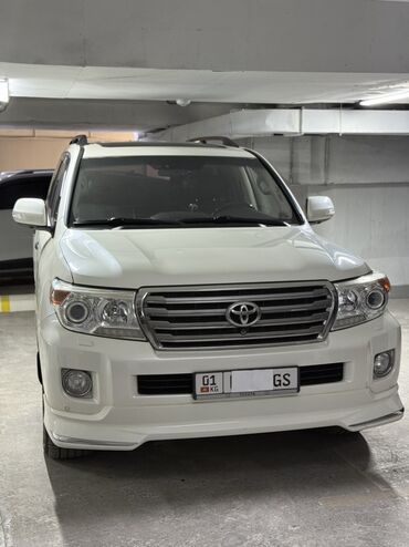 семиместные машины: Белый внедорожник Toyota Land Cruiser 200 с массивной передней