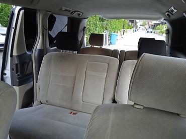 такси караван: Toyota Alphard — просторный японский минивэн серебристого цвета — 3
