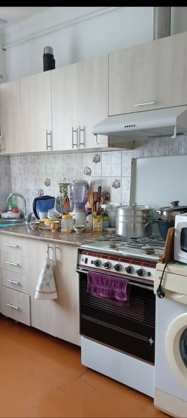 дом квартира жалал абад: 60 кв. м, 3 бөлмө, Унаа токтотуучу жай, Забор, тосулган