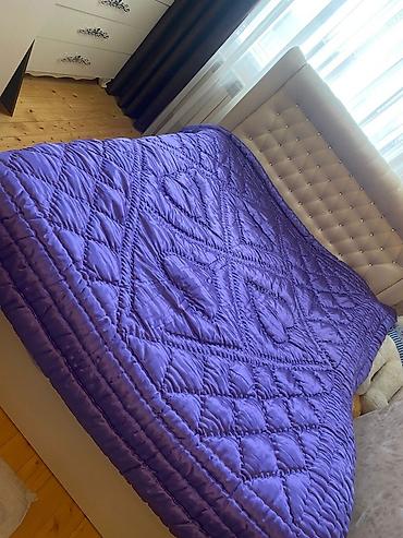 Текстиль: Bənövşəyi rəngdə, əl işinə bənzər naxışlı yorğan/örtük. - Material — 1