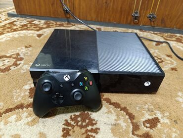 Xbox One: Xbox one в хорошем состоянии с аккаунтом два джостика и много