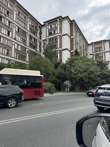 Köhnə tikili: 8-ci mikrorayon, 3 otaqlı, Yeni tikili, m. Azadlıq Prospekti, 90 kv. m