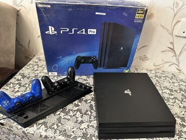 PS4 (Sony Playstation 4): Ps 4 Pro 1 TB 2 orijinal pult Ps Pro Stand İçərisində pes 21