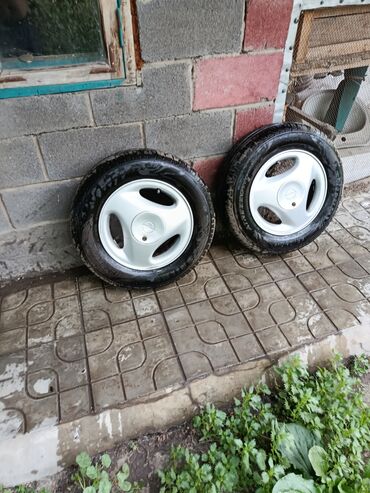 шина сапок: Комплект из четырех автомобильных колес. Диски серебристого цвета с