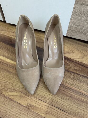 sivo odelo braon cipele: Pumps, 38