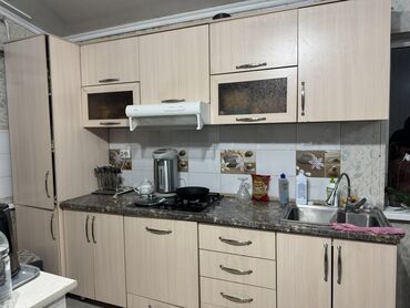 шкафы для офиса: Комплект кухонных шкафов бежевого цвета с мраморной столешницей