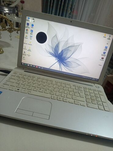 Kompüter və noutbuk aksesuarları: Toshiba Intel core i3 bir problemi yoxdur işlək vəziyyətdədir sadece