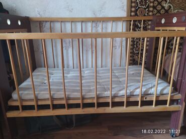 детская кроватка от 3 х лет: Кроватка - манеж от 0 до 3- х лет.СССР.В хорошем состоянии.С матрасом