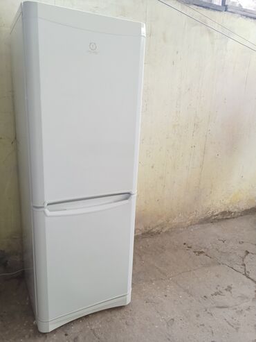 Qabyuyan maşınlar: 2 qapılı Indesit Soyuducu Satılır, rəng - Ağ