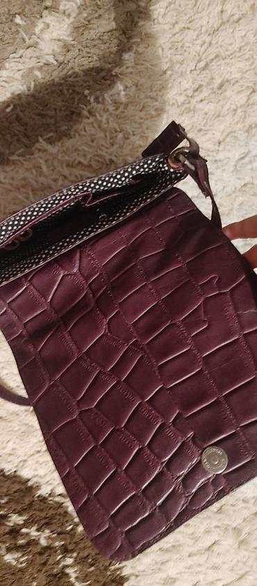 mona kožni kaiševi: Tamnoljubičasta crossbody torba sa “croc” reljefnim uzorkom. Preklop — 3
