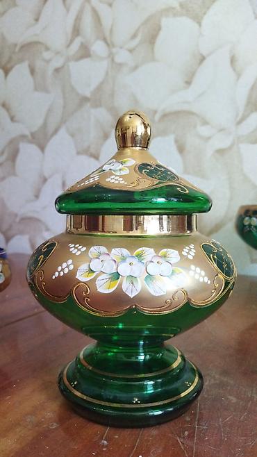 Məhsul: Dekorativ şüşə qab – qapaqlı, ayaqlı - Material: qalın