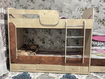 пистолет с лазером: Двухъярусная кровать из древесных материалов, сочетающая светлые и