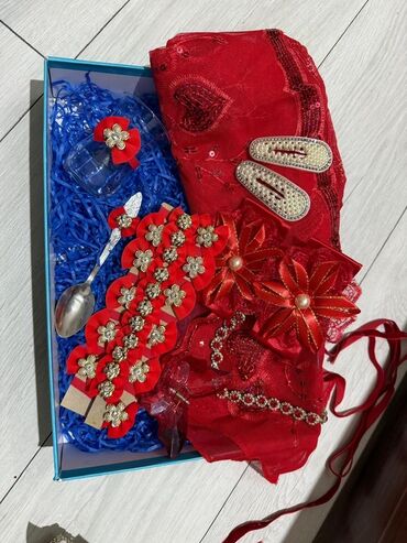 Xonçalar: Xonça və nişan dəsti - Zərif dekorlu xonça: güllü kompozisiya, muncuq — 2