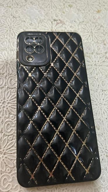 telefon kabrosu: Qara rəngli naxışlı telefon qabı və ekranlı smartfon - Arxa tərəfdə — 1