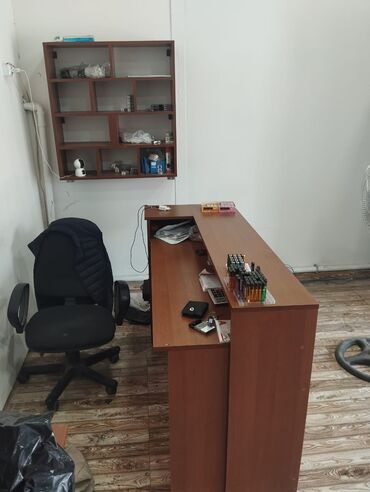 market refi: Bu dəstə şüşə rəfləri və saxlama bölmələri olan geniş rəflər, həmçinin