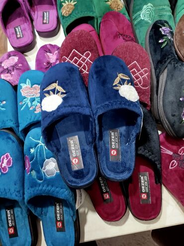 Домашние тапочки: Домашние тапочки GEZER - Мягкие плюшевые тапочки-мулы с открытой — 1