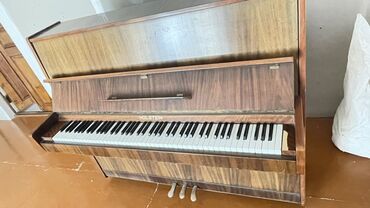 Midi-klaviaturalar: Taxta örtüklü, iki pedallı dik piano. Bu alət klassik və müasir musiqi