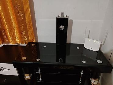 TV altlığı: Şüşə TV stendi – qara rəngdə, modern dizayn - Material: möhkəm — 2