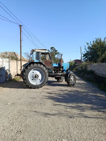 Traktorlar: Mavi rəngli MTZ tipli kənd təsərrüfatı traktoru. Texniki xüsusiyyət — 6