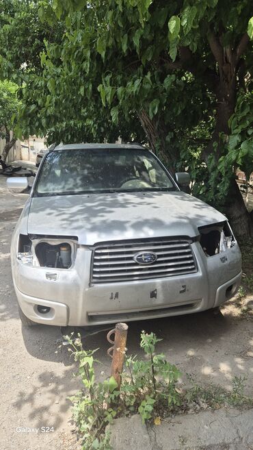 tap.az qezali masinlar: Gümüşü rəngdə olan Subaru Forester avtomobili. Xarici görünüşdə bəzi
