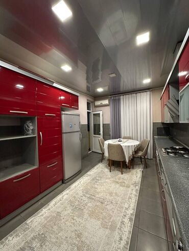 Uzunmüddətli kirayə mənzillər: 8 Noyabr metrosu Rahatin yanınında mənzil kirayə verilir. Mərtəbə — 17