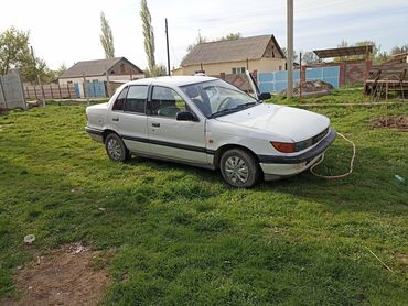 матиз шына: Белый седан Mitsubishi Lancer, оснащенный четырьмя дверями, идеально