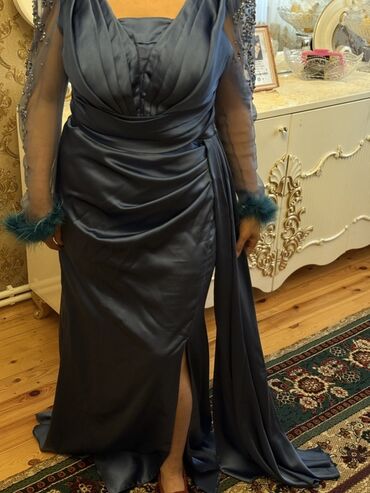 Ziyafət donları: Göy atlas ziyafət donu satılır. Xanım artıq çəki verdiyinə görə paltar — 5