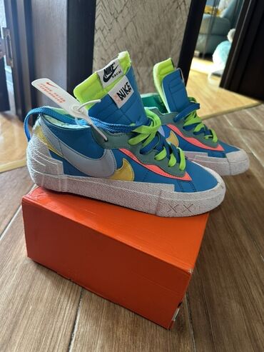 Toy paltarları və aksesuarları: Nike və Sacai əməkdaşlığı ilə hazırlanmış mavi rəngli krossovkalar. Bu