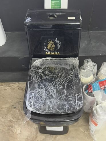 Hamam üçün kranlar: Qara rəngli, keramikadan hazırlanmış Ariana unitazı. Bu unitaz müasir