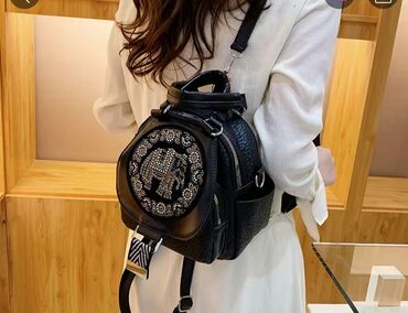 Классические сумки: Продаю сумки: 1. Коричневая. Размер 32х25. В комплекте длинный — 6