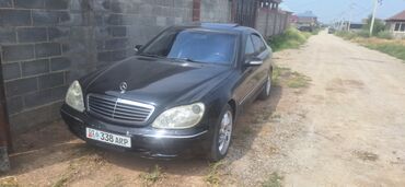 Mercedes-Benz: Автомобиль Mercedes-Benz S-Class в кузове седан черного цвета. Оснащен