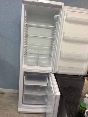 чычкан дары: Холодильник Indesit, Б/у, Двухкамерный, 70 * 2000 *