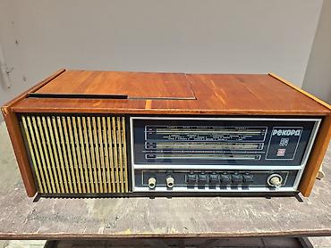 retro gramofon: Retro radio və vinil (plastinka) çalar Rekord 314 – işlək Sovet — 5