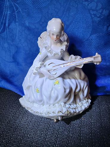 del boy figure: Nemacka nova figura dama sa mandolinom iz 70ih godina. Porcelanska — 1