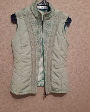 женские классические плащи: Xanım ücün jilet. 36, 38 razmerlərə gedir.
S, M