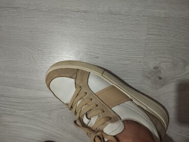 Сапоги: Обувь кожаная с Европы, цена первых 250 сом.Вторая обувь теплая очень — 18