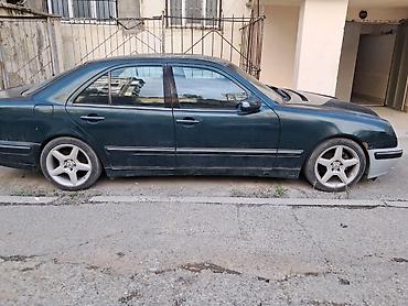 mersedes b: Mercedes-Benz E 240: 2.4 l | 2000 il Sedan — 2
