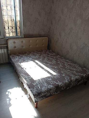 Çarpayılar: İki nəfərlik çarpayı dəsti - Ölçü: təxmini 140–160 sm en, 190–200 sm — 2