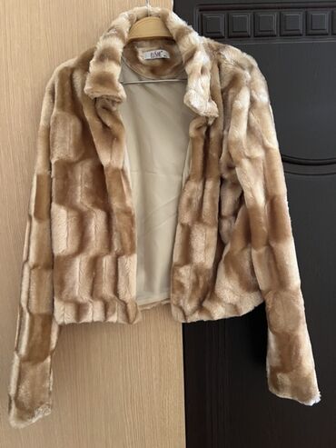 женские пуховики на синтепоне: Qadın geyimləri dəsti - Süni kürk jaket: Açıq-bej rəng palitrasında