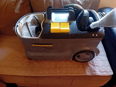 posuda sa vodom na radijatoru: Karcher profesionalni uređaj za dubinsko čišćenje. Opremljen je crevom