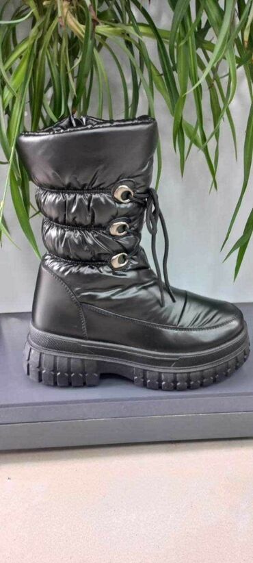 velicina 9 obuca: High boots, 40