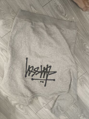 серая толстовка: Свитшот серого меланжа с принтом в стиле граффити. - Материал
