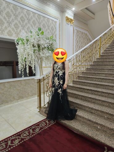 Ziyafət donları: Bu zərif qadın kokteyl donu parlaq qırmızı rəngdə və axıcı parça ilə — 11