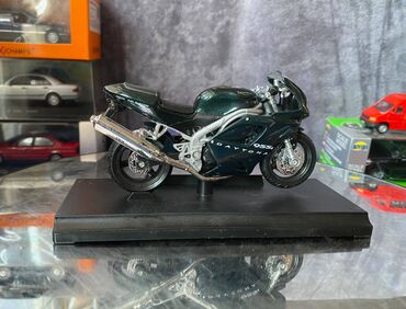 Avtomobil modelləri: Коллекционная модель Triumph Daytona 955i dark Green 1997 Welly Scale — 9