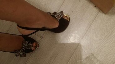 Туфли: 1. Богато и стильно. Красно-малиновый цвет насыщенный .на ноге — 14