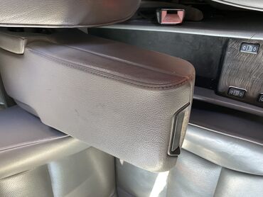 Другие детали салона: Продаю подлокотник 
Мерс 124 американец
Серая кожа