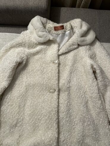 Kaputi: Beli damski kaput od boucle tkanine sa krznenim detaljima - — 3