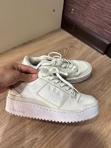 оригинал кроссы: Кроссовки adidas Originals, низкие, однотонные белые. - Модель с — 3